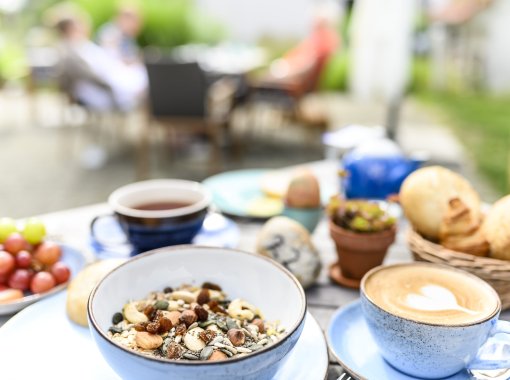 Hotel Gut Vorbeck Café Herzensgut Frühstück mit Kaffee, Müsli und Cappuccino