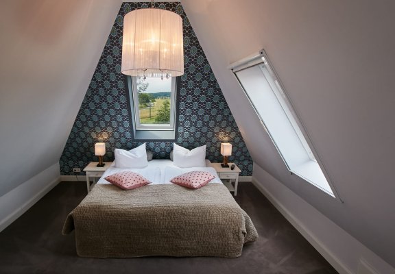 Hotel Gut Vorbeck Zimmer mit Blick auf das Doppelbett